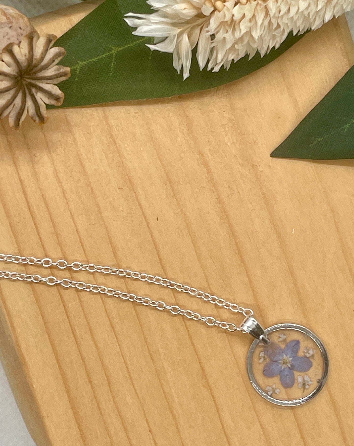 Small classic elderflower necklace