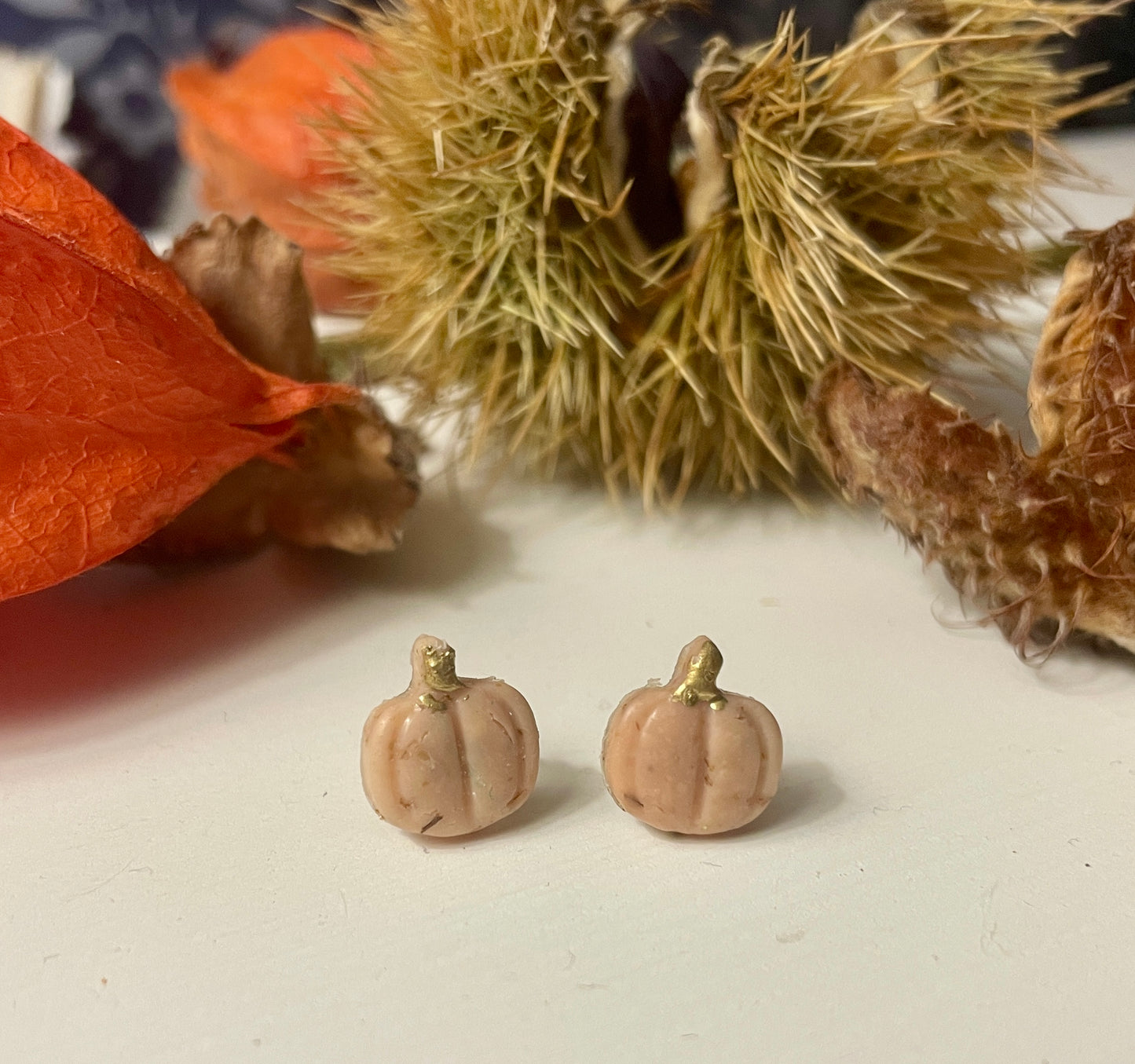 Beige pumpkin studs
