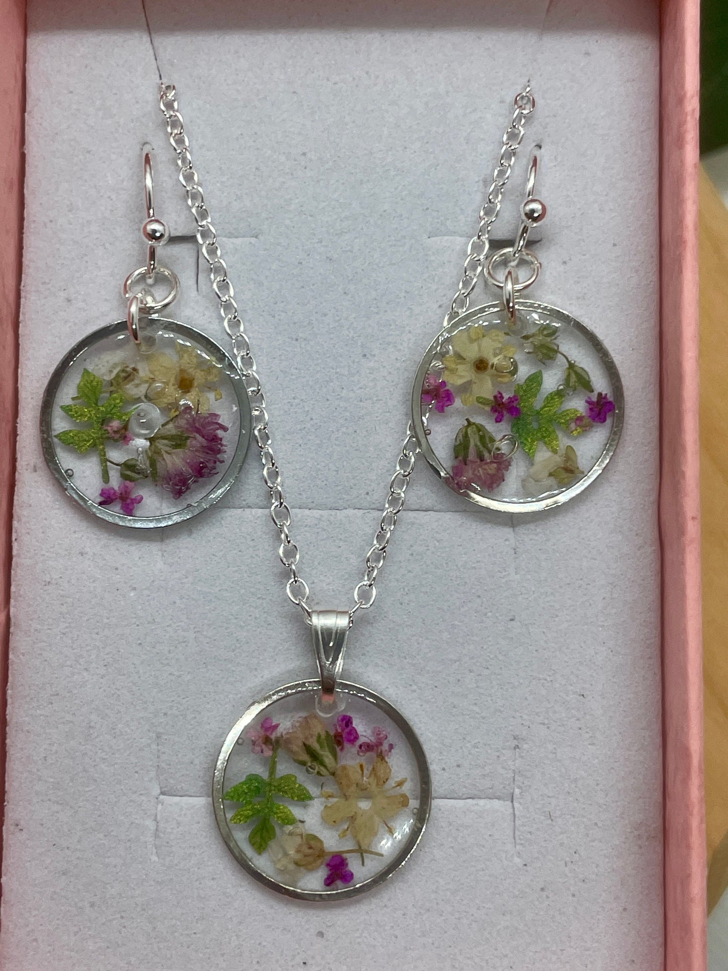 Simple silver garden set