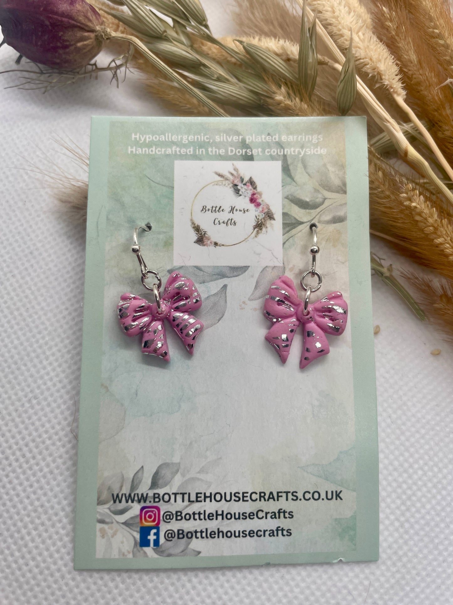 Pink crackle mini winter bow earrings