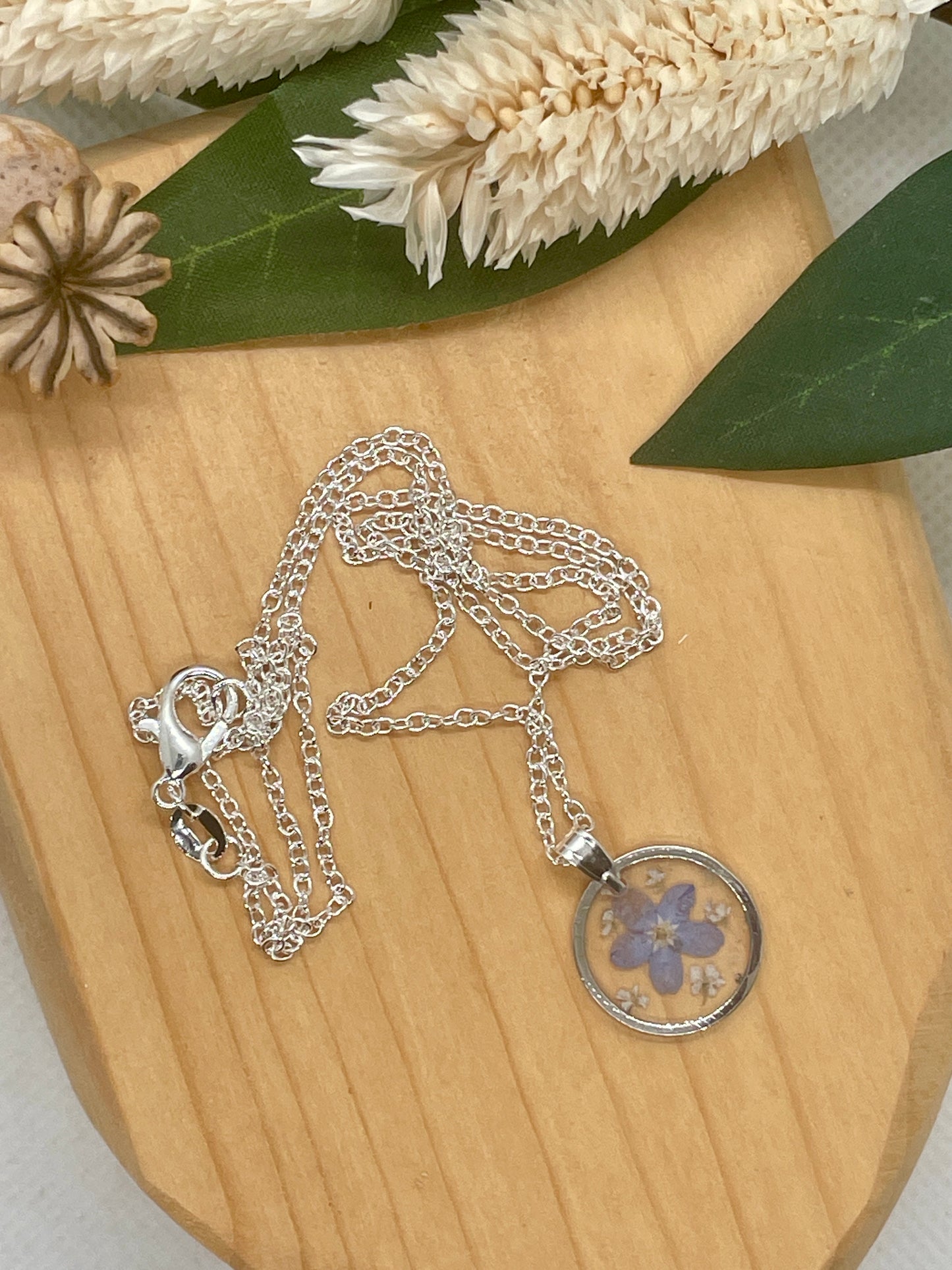 Small classic elderflower necklace