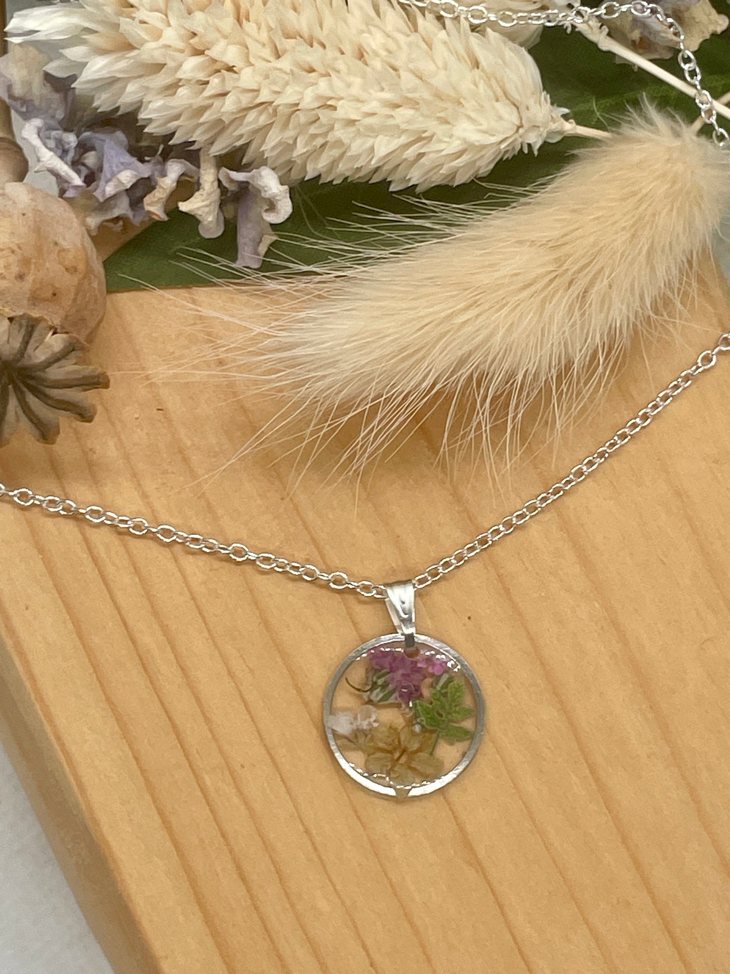 Small gypsophila circle necklace