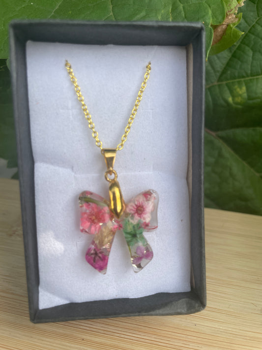 Bright bow necklace